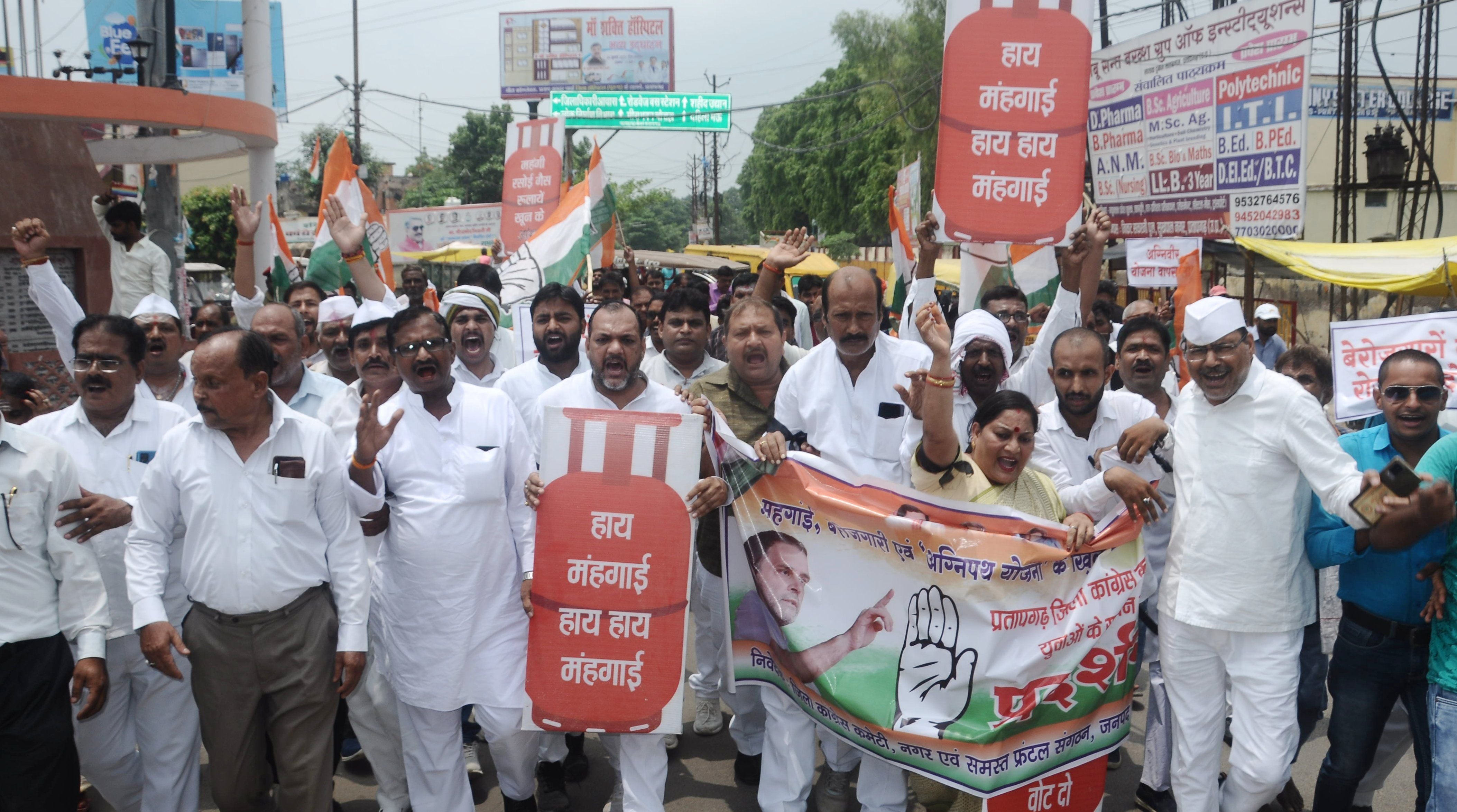 मंहगाई के विरोध में अंबेडकर चौराहे से जुलूस निकालकर प्रदर्शन करते कांग्रेस कार्यकर्ता। संवाद मंहगाई के विरोध में अंबेडकर चौराहे से जुलूस निकालकर प्रदर्शन करते कांग्रेस कार्यकर्ता। संवाद