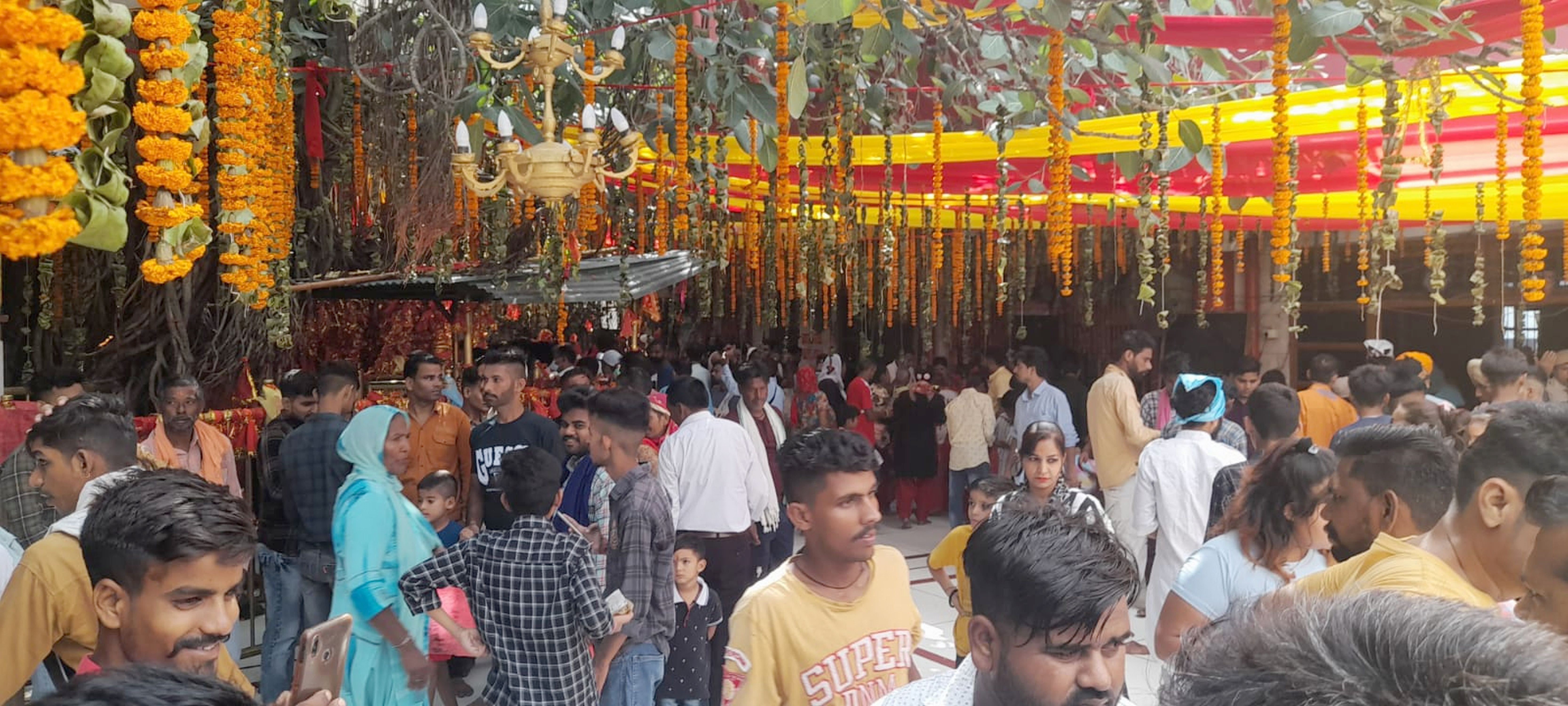 माता चिंतपूर्णी के मंदिर में उमड़ी श्रद्धालुओं की भीड़। संवाद माता चिंतपूर्णी के मंदिर में उमड़ी श्रद्धालुओं की भीड़। संवाद