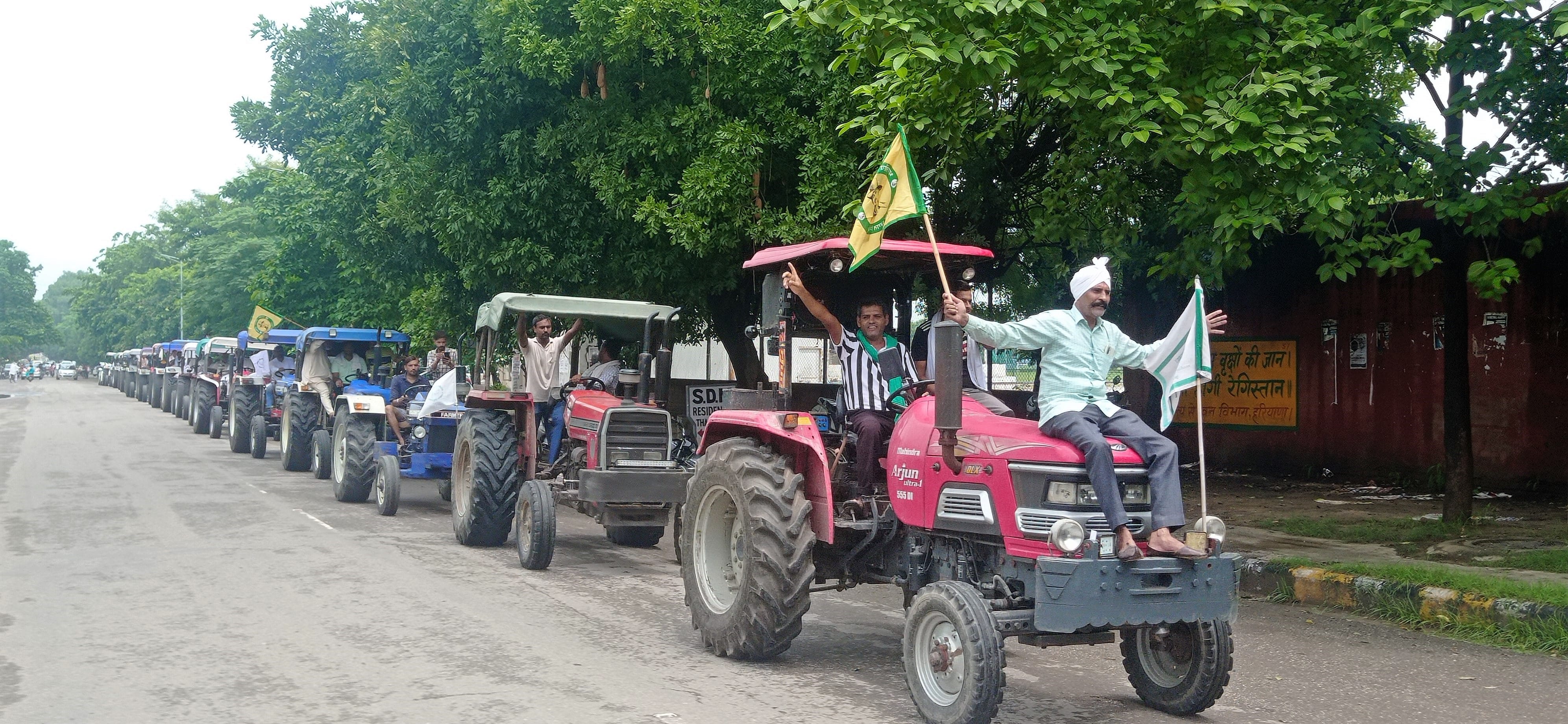 ट्रैक्टर यात्रा निकालकर लघु सचिवालय का घेराव करने के लिए जाते किसान। संवाद ट्रैक्टर यात्रा निकालकर लघु सचिवालय का घेराव करने के लिए जाते किसान। संवाद