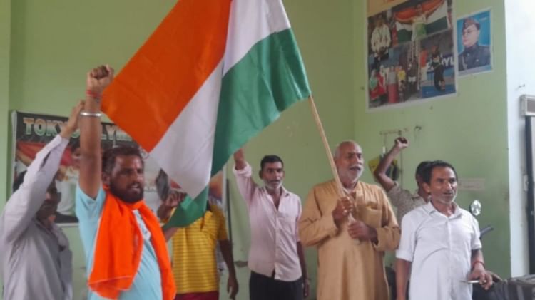 जीत के बाद खुशी मनाते अन्नू के परिजन