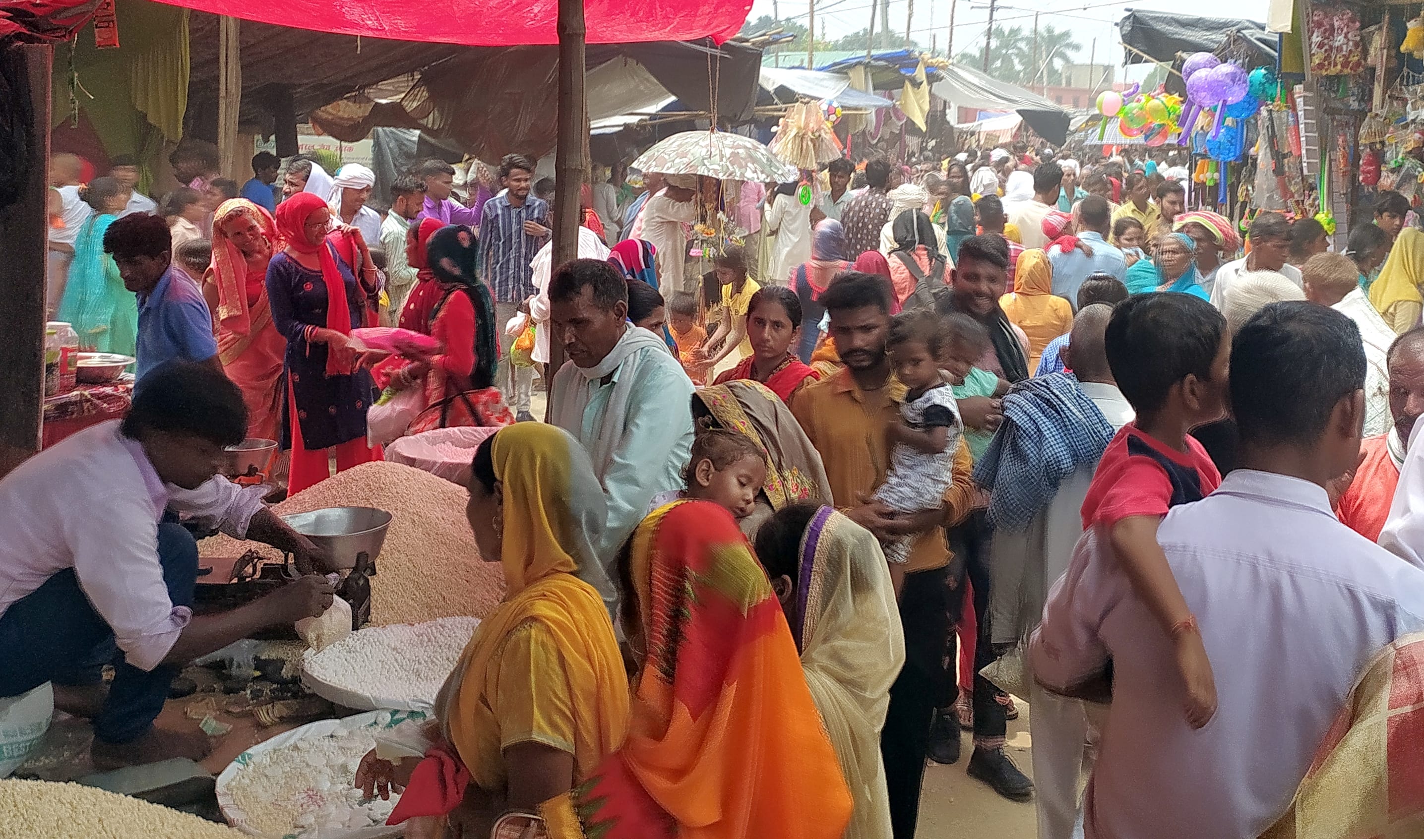 बिजनौर के दारानगर गंज में छड़ी जाहर दीवान मेले में उमड़ी श्रद्धालुओं की भीड़। बिजनौर के दारानगर गंज में छड़ी जाहर दीवान मेले में उमड़ी श्रद्धालुओं की भीड़।