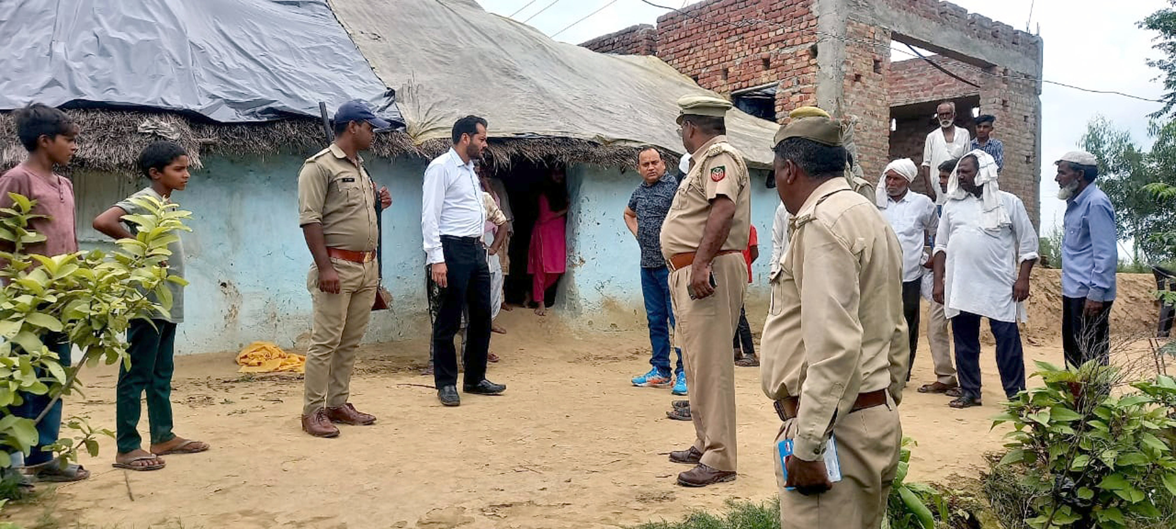 बढ़ापुर के ग्राम नूरपूर अरब में बच्ची को गुलदार के उठाने ले जाने के बाद पीड़ित परिवार के घर जाकर ज?