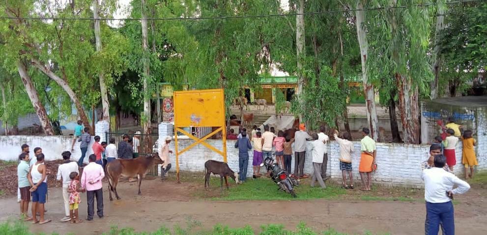जनखत के कम्पोजिट विद्यालय के बाहर लगी ग्रामीणों की भीड़।संवाद जनखत के कम्पोजिट विद्यालय के बाहर लगी ग्रामीणों की भीड़।संवाद