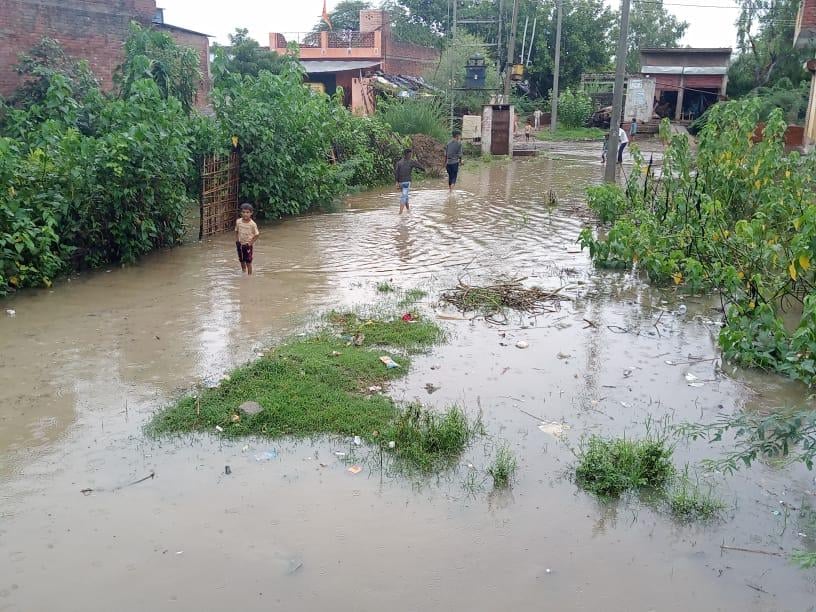 नालिया चोक होने से पुर्वा महिपाल में भरा पानी। संवाद नालिया चोक होने से पुर्वा महिपाल में भरा पानी। संवाद
