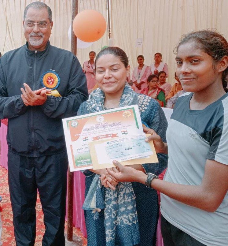 पीबीपीजी कालेज में आयोजित हाफ मैराथन में बालिका वर्ग में प्रथम आयी आरती विश्वकर्मा को प्रमाण पत? पीबीपीजी कालेज में आयोजित हाफ मैराथन में बालिका वर्ग में प्रथम आयी आरती विश्वकर्मा को प्रमाण पत?