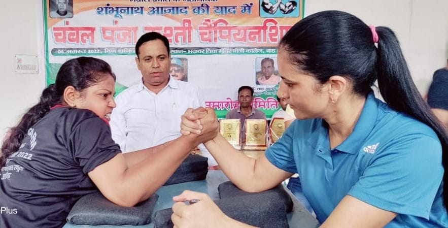 पंजा लड़ाती महिला खिलाड़ी। संवाद