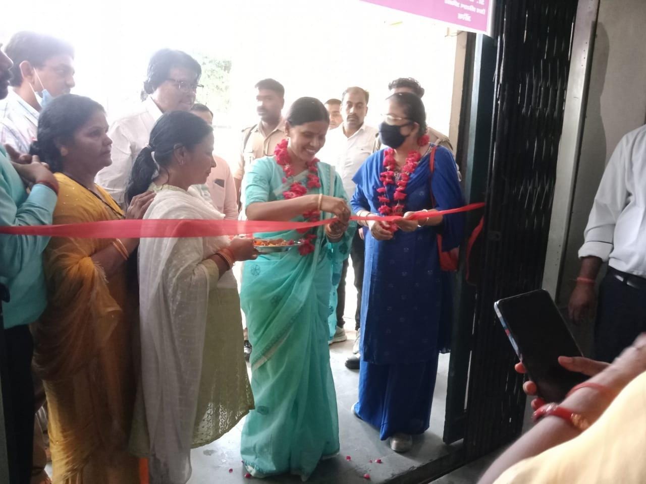 अजीतमल सीएचसी में मुफ्त बूस्टर डोज का शुभारंभ करतीं सदर विधायक व सीएमओ। संवाद अजीतमल सीएचसी में मुफ्त बूस्टर डोज का शुभारंभ करतीं सदर विधायक व सीएमओ। संवाद