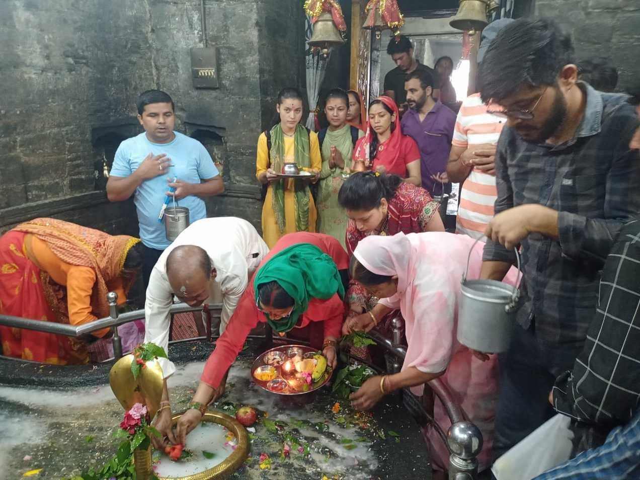 बागेश्वर के बागनाथ मंदिर में सावन सोमवार को पूजा करते लोग। संवाद न्यूज एजेंसी बागेश्वर के बागनाथ मंदिर में सावन सोमवार को पूजा करते लोग। संवाद न्यूज एजेंसी