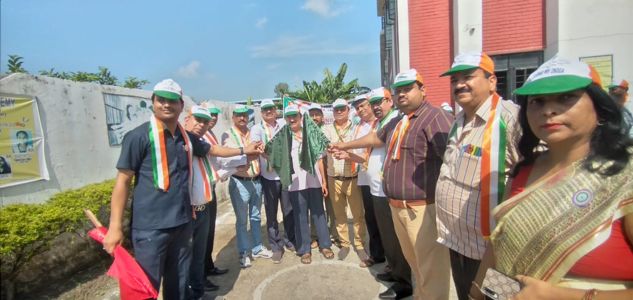चन्द्रसैन एकेडमी में तिरंगा रैली को झंडी दिखाकर रवाना करते हुए व्यापारीगण। चन्द्रसैन एकेडमी में तिरंगा रैली को झंडी दिखाकर रवाना करते हुए व्यापारीगण।
