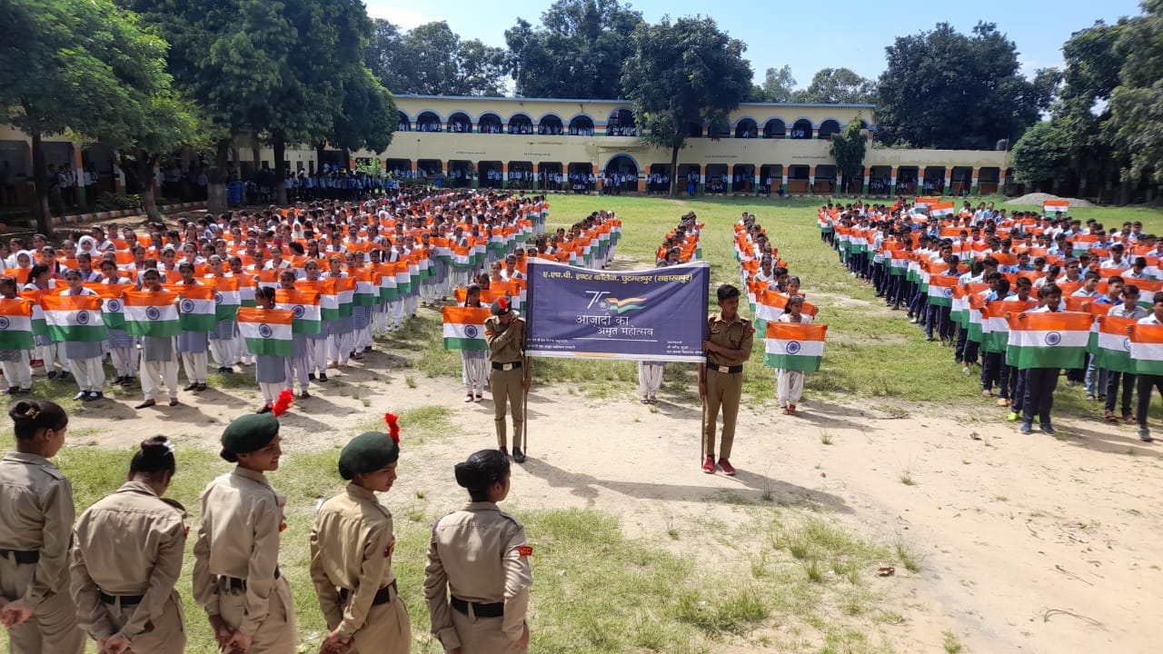 छुटमलपुर के एएचपी इंटर कालेज में तिरंगा यात्रा की तैयारी करते छात्र-छात्राएं छुटमलपुर के एएचपी इंटर कालेज में तिरंगा यात्रा की तैयारी करते छात्र-छात्राएं