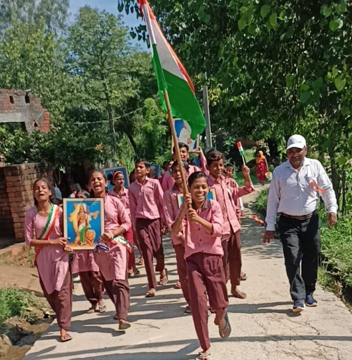 गांव जोला डिंडोली में तिरंगा जागरुकता रैली निकालते बच्चें गांव जोला डिंडोली में तिरंगा जागरुकता रैली निकालते बच्चें