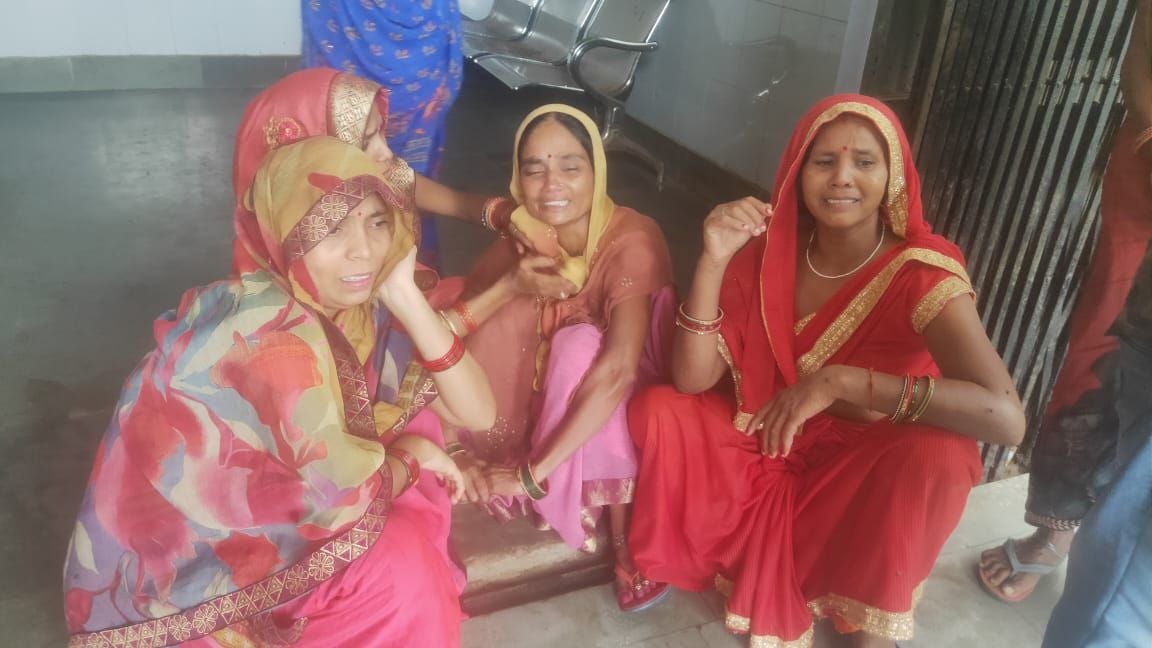 हादसे की सूचना पर रोती-बिलखतीं महिलाएं। संवाद