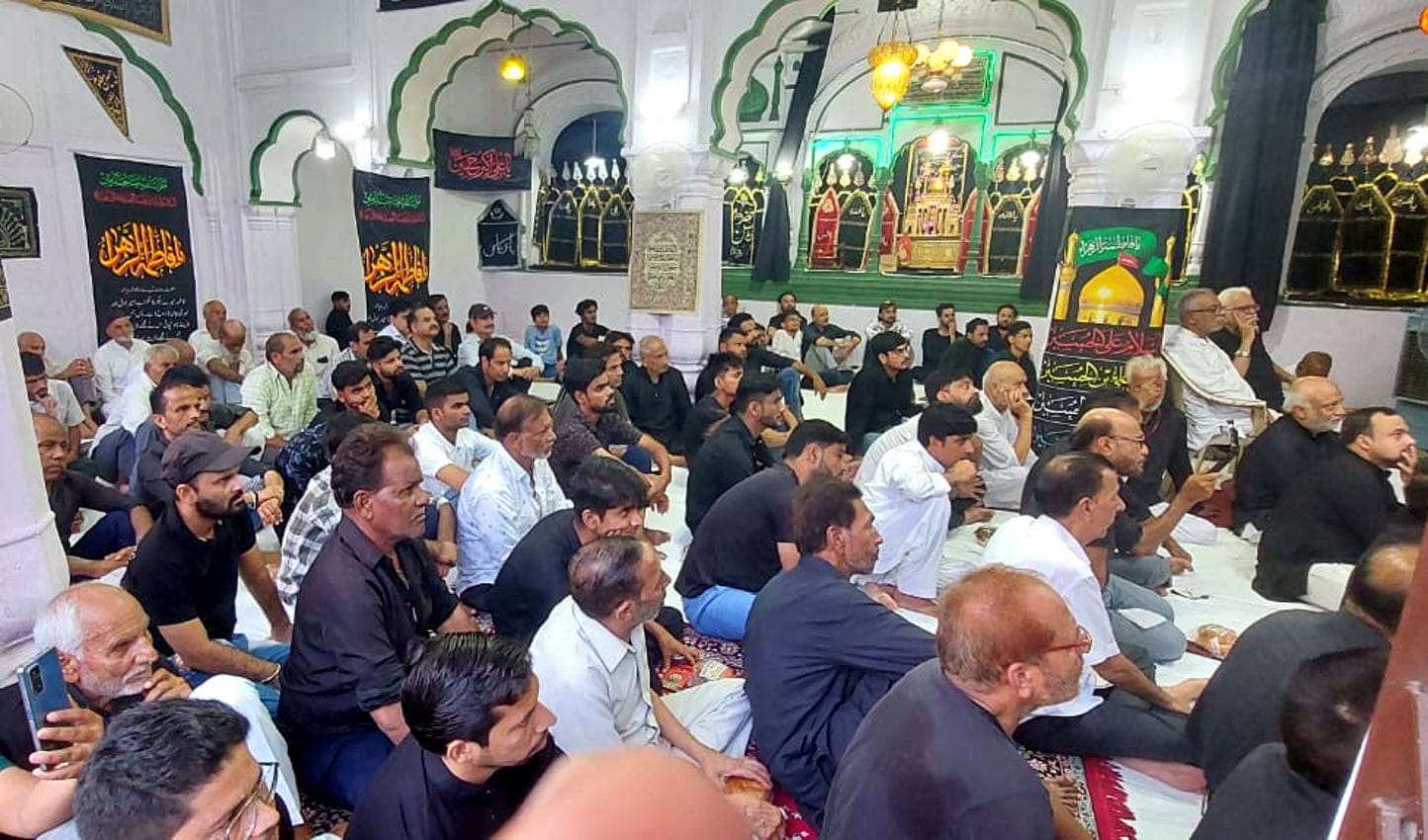 इमाम बारगाह में मजलिस में भाग लेते लोग इमाम बारगाह में मजलिस में भाग लेते लोग