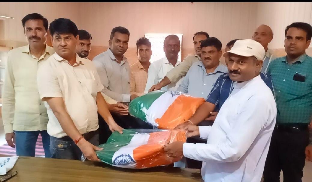 नागल में ग्राम प्रधानों को झंडा वितरण करते बीडीओ अंबरीश कुमार नागल में ग्राम प्रधानों को झंडा वितरण करते बीडीओ अंबरीश कुमार