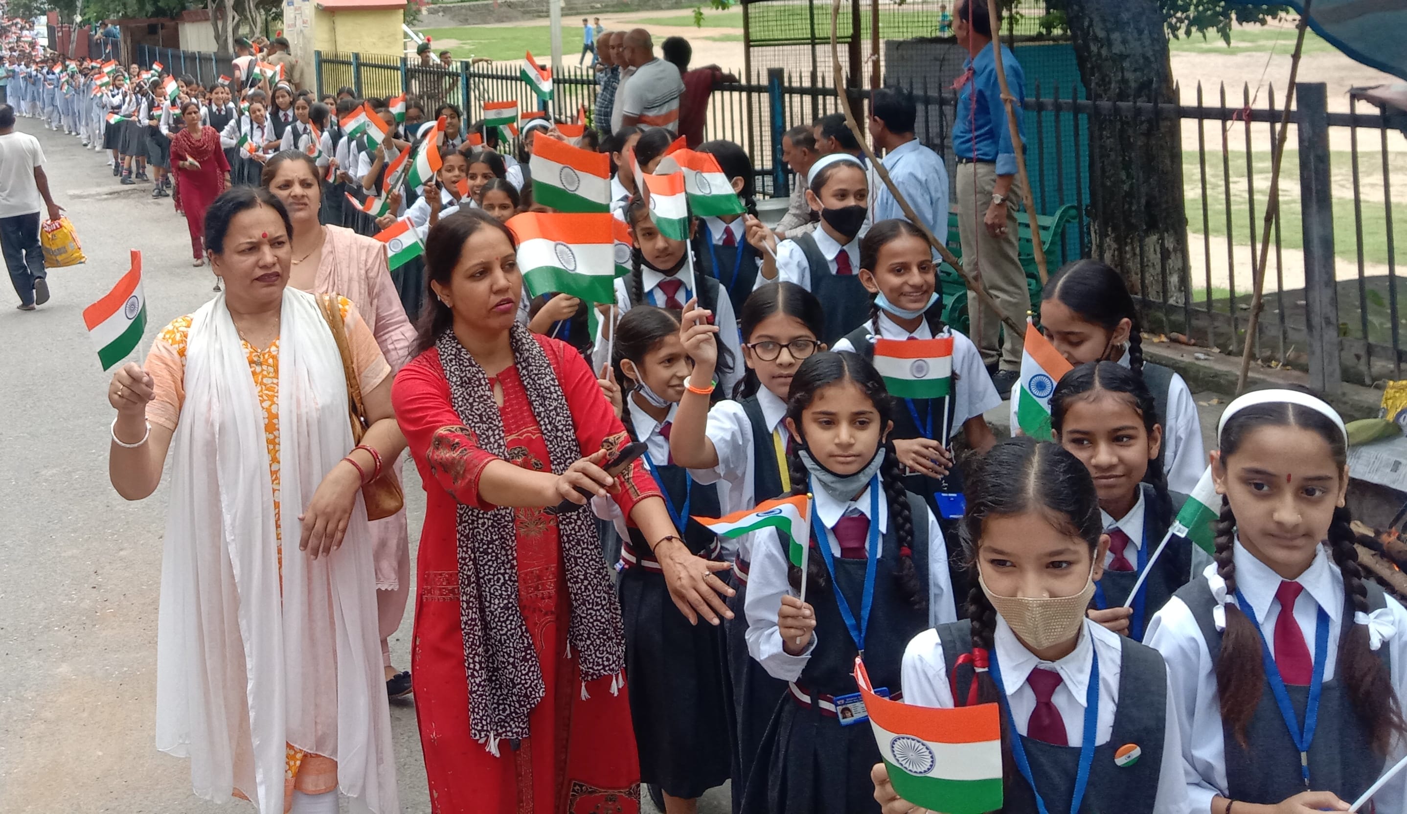 नाहन में शिक्षकों की मौजूदगी में तिरंगा यात्रा निकालते एवीएन स्कूल नाहन के विद्यार्थी। संवाद नाहन में शिक्षकों की मौजूदगी में तिरंगा यात्रा निकालते एवीएन स्कूल नाहन के विद्यार्थी। संवाद