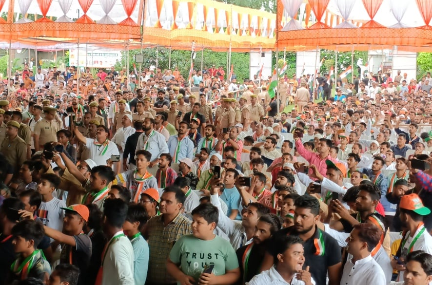 नजीबाबाद में फिल्म अभिनेता सुनील शेट्टी को देखने उमड़ा जनसमूह।