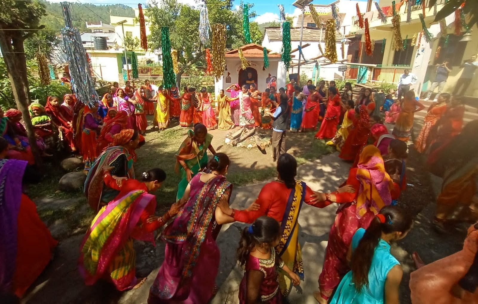 सोमनाथ मंदिर प्रांगण में झोड़ा गातीं महिलाएं । संवाद न्यूज एजेंसी सोमनाथ मंदिर प्रांगण में झोड़ा गातीं महिलाएं । संवाद न्यूज एजेंसी