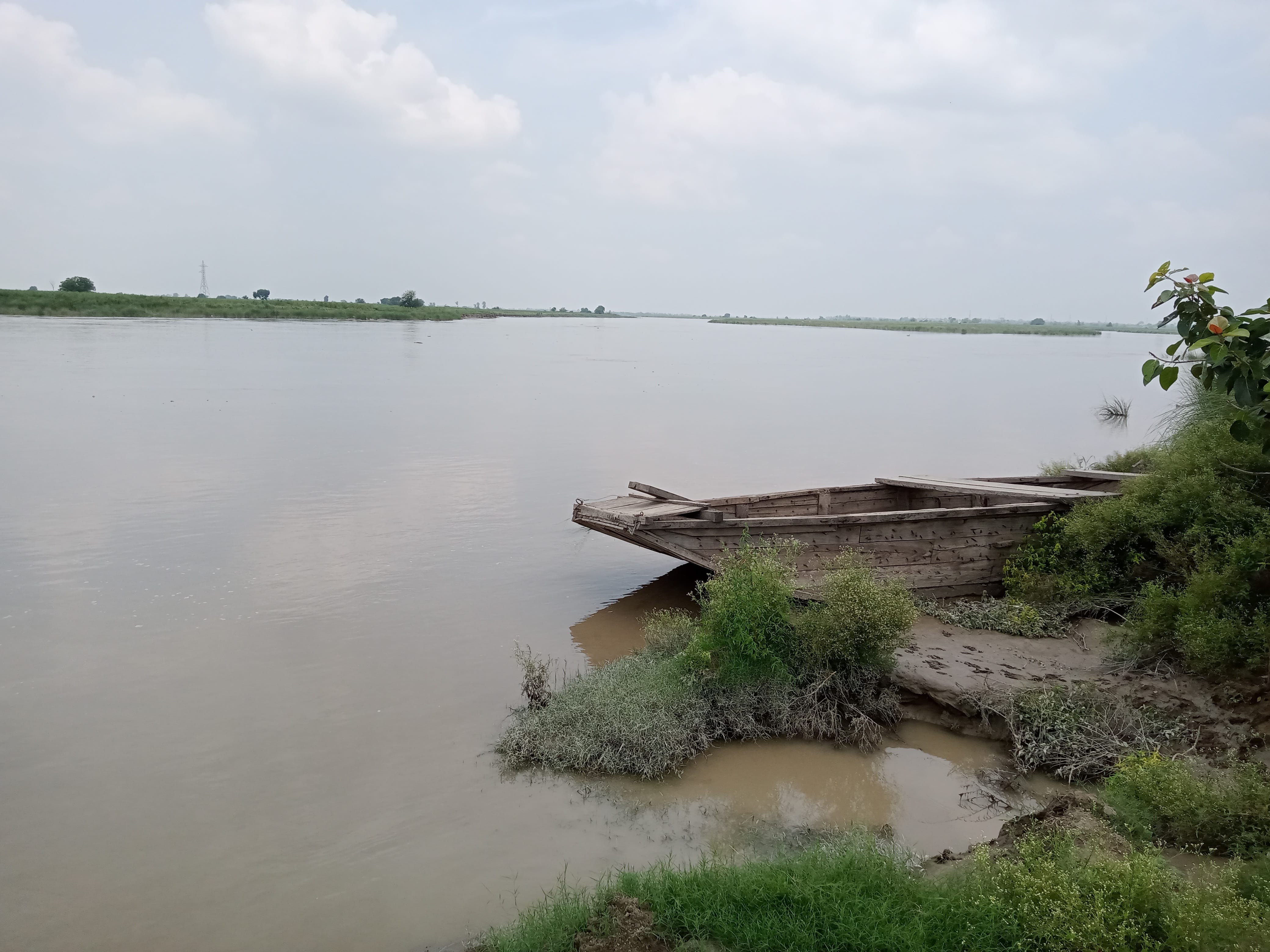 बागपत : काठा गांव में यमुना किनारे हुआ कटान। बागपत : काठा गांव में यमुना किनारे हुआ कटान।