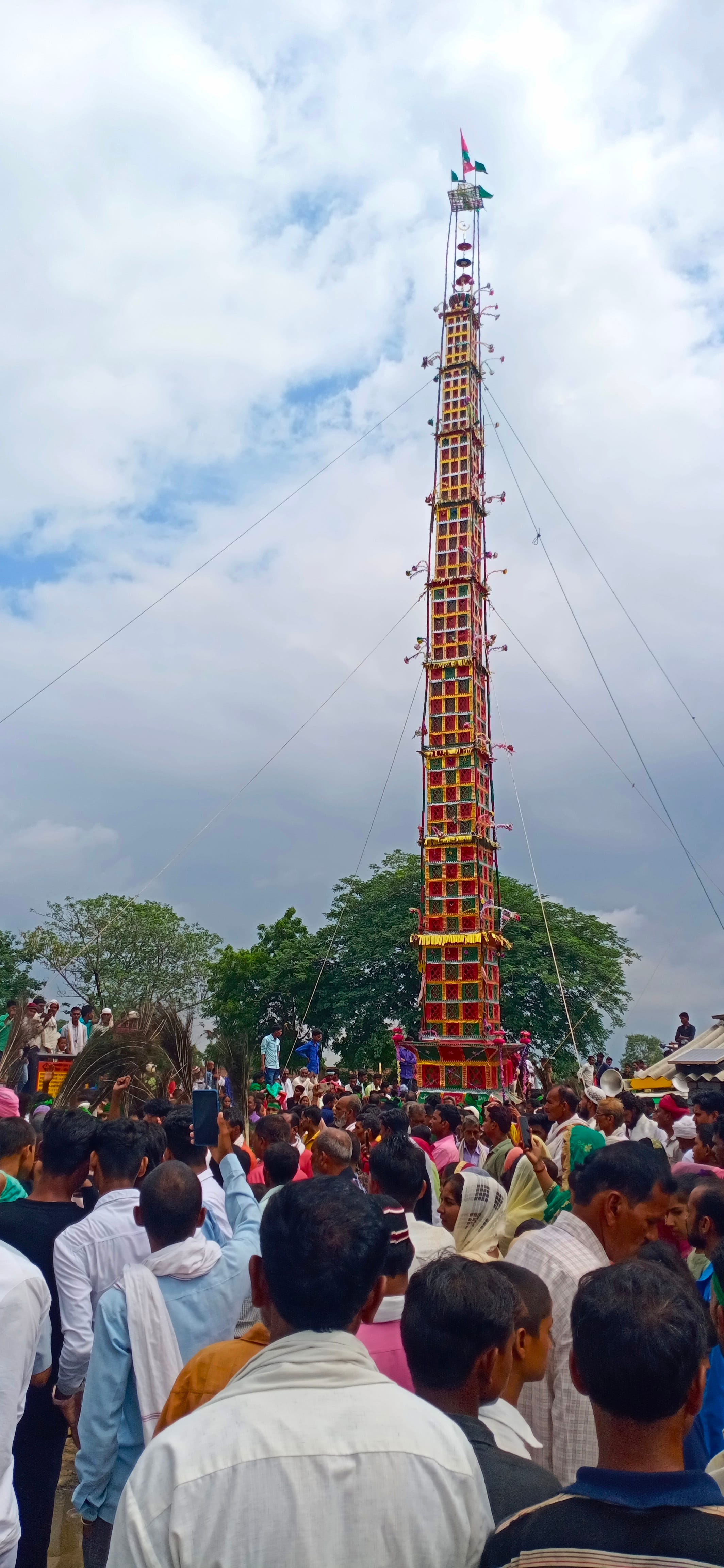 ़भनी के बडहोर गांव में मु अली की 70 फीट की सबसे ऊंची ताजिया।