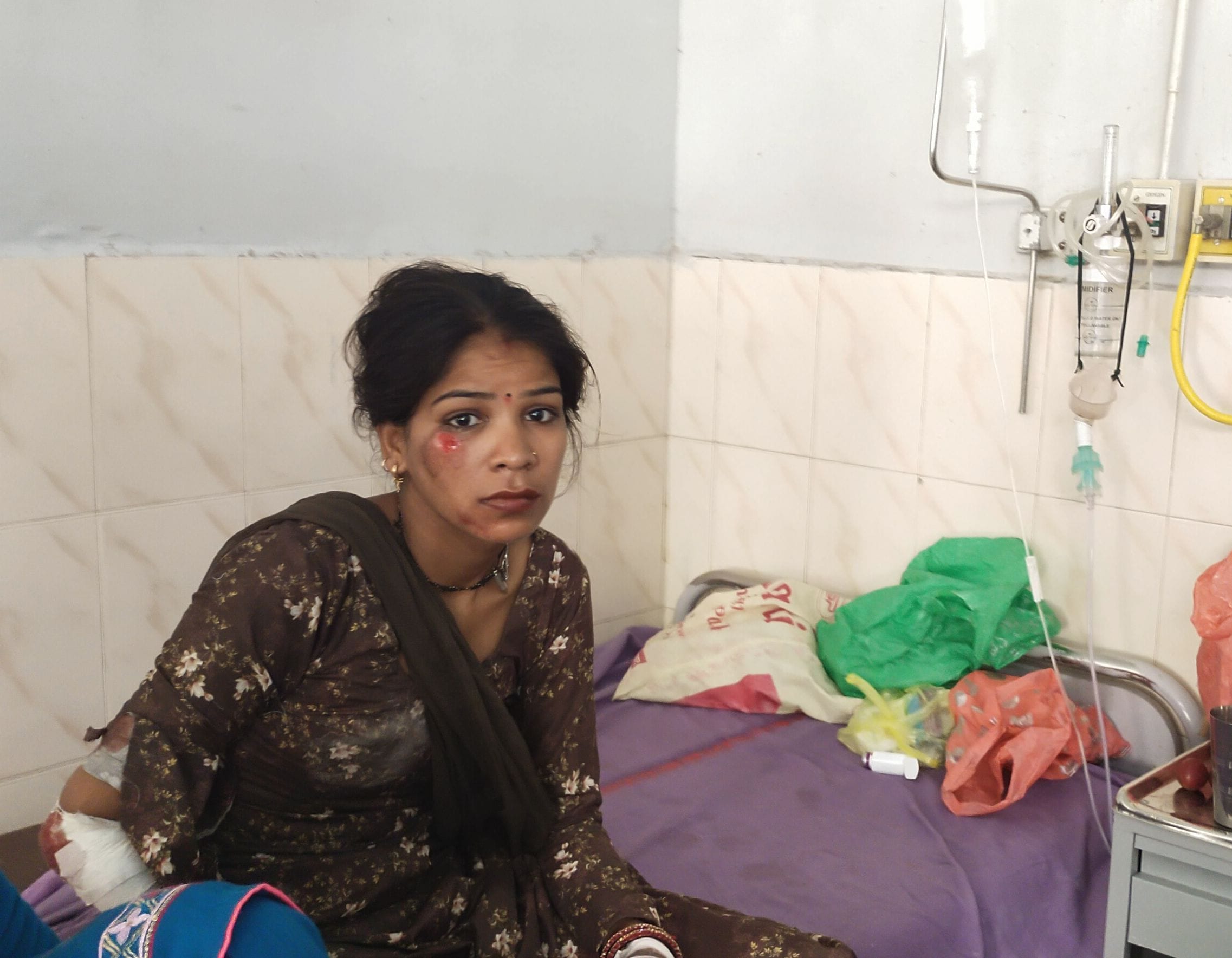 फतेहाबाद में हुए सड़क हादसे में घायल युवती। फतेहाबाद में हुए सड़क हादसे में घायल युवती।