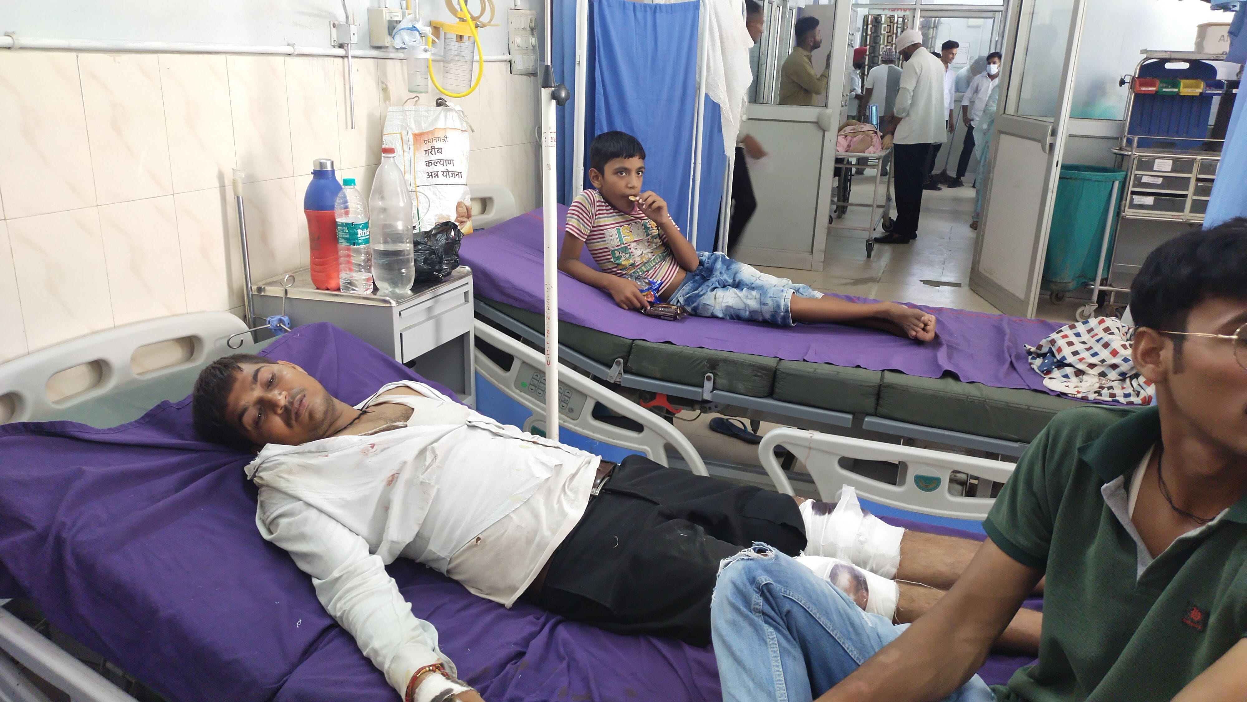 फतेहाबाद में सड़क हादसे में घायल युवक। फतेहाबाद में सड़क हादसे में घायल युवक।