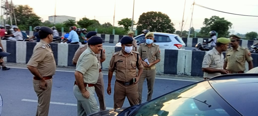 गोली मारकर लूट की घटना के बाद मौके का निरीक्षण करते एडीजी। गोली मारकर लूट की घटना के बाद मौके का निरीक्षण करते एडीजी।