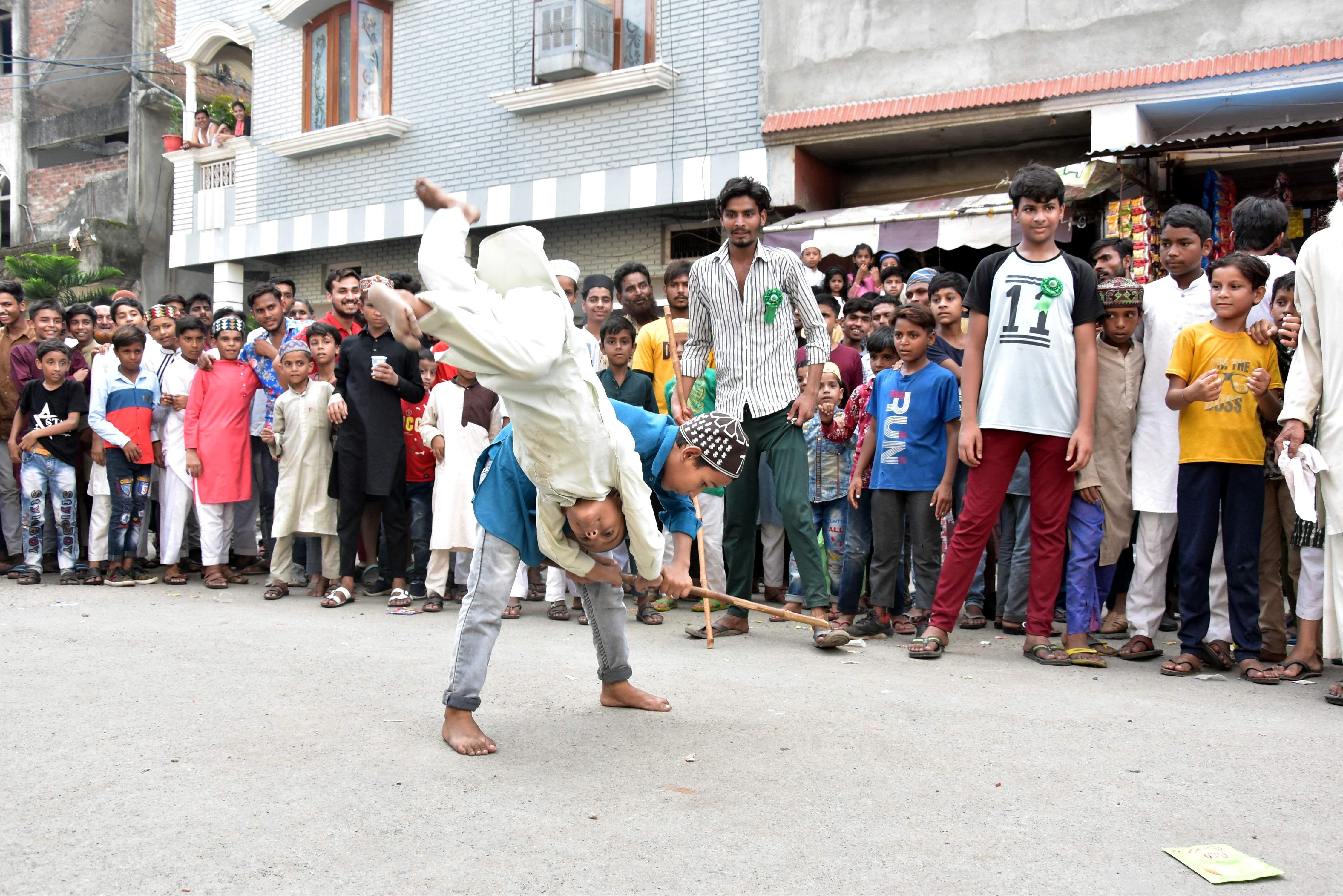 हल्द्वानी लाइन नंबर 18 में मोर्हरम के अवसर अखाड़े का प्रदर्शन करते युवा। अमर उजाला हल्द्वानी लाइन नंबर 18 में मोर्हरम के अवसर अखाड़े का प्रदर्शन करते युवा। अमर उजाला