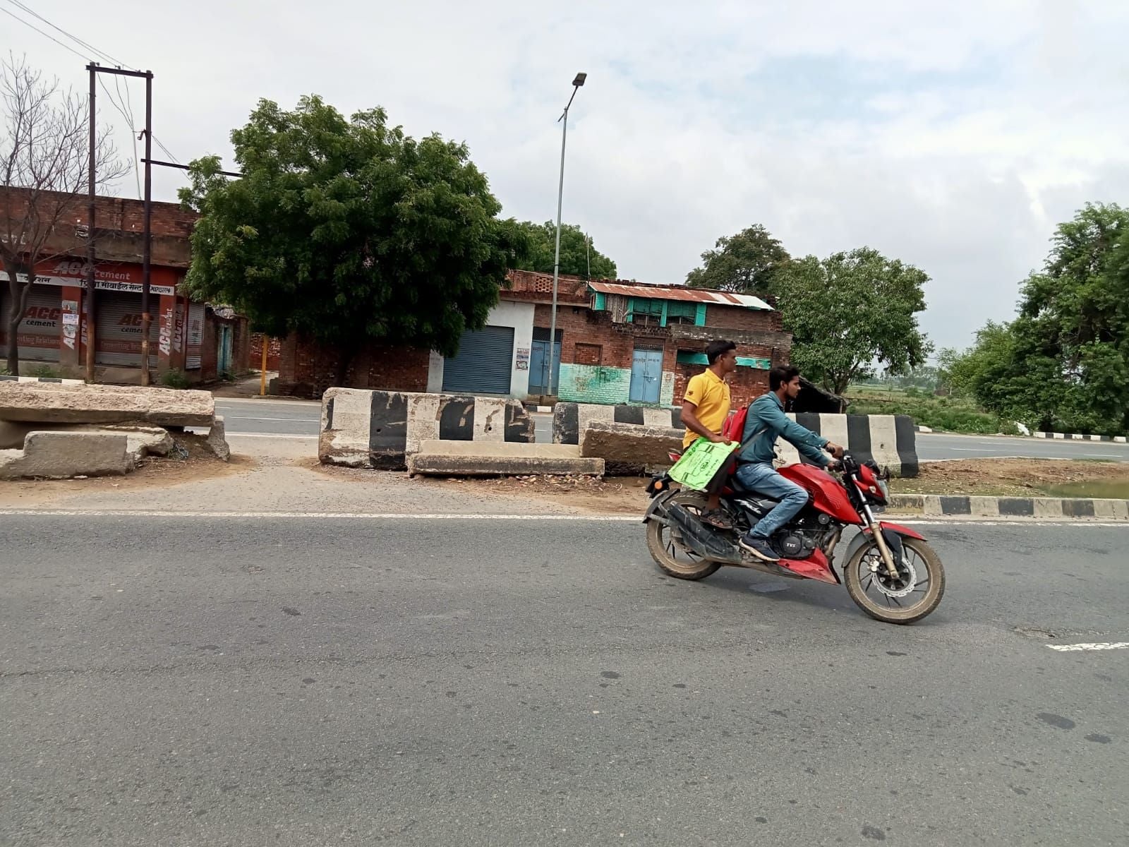  इंडियन ऑयल के पास कट पार कर निकलता बाइक सवार। संवाद