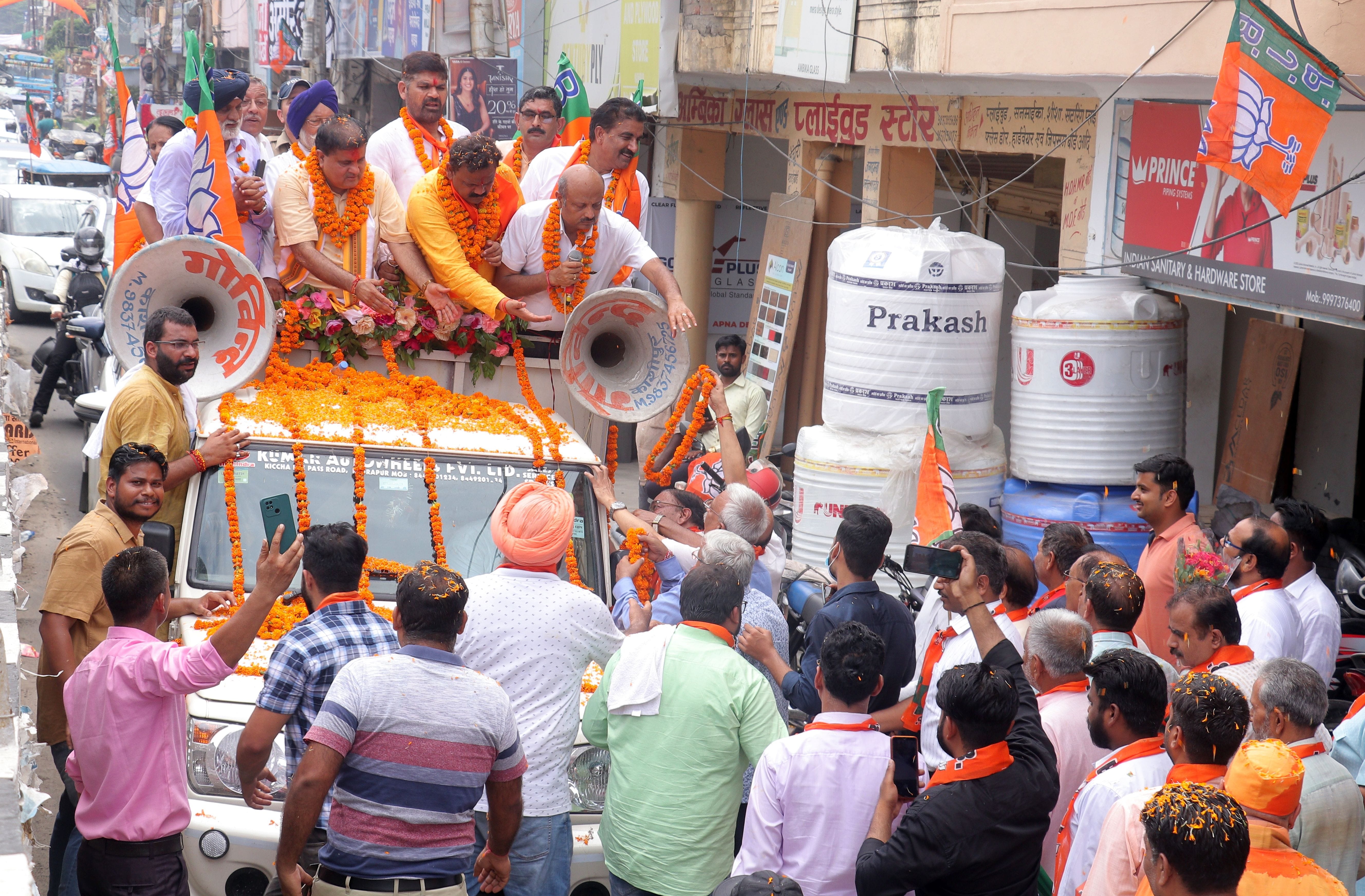 काशीपुर रोङ शो में मौजूद प्रदेश अध्यक्ष महेंद्र भट्ट व अन्य। संवाद काशीपुर रोङ शो में मौजूद प्रदेश अध्यक्ष महेंद्र भट्ट व अन्य। संवाद