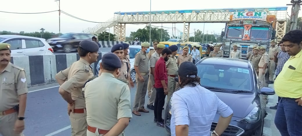 लूट की घटना के बाद मौके पर एकत्र अधिकारी। लूट की घटना के बाद मौके पर एकत्र अधिकारी।