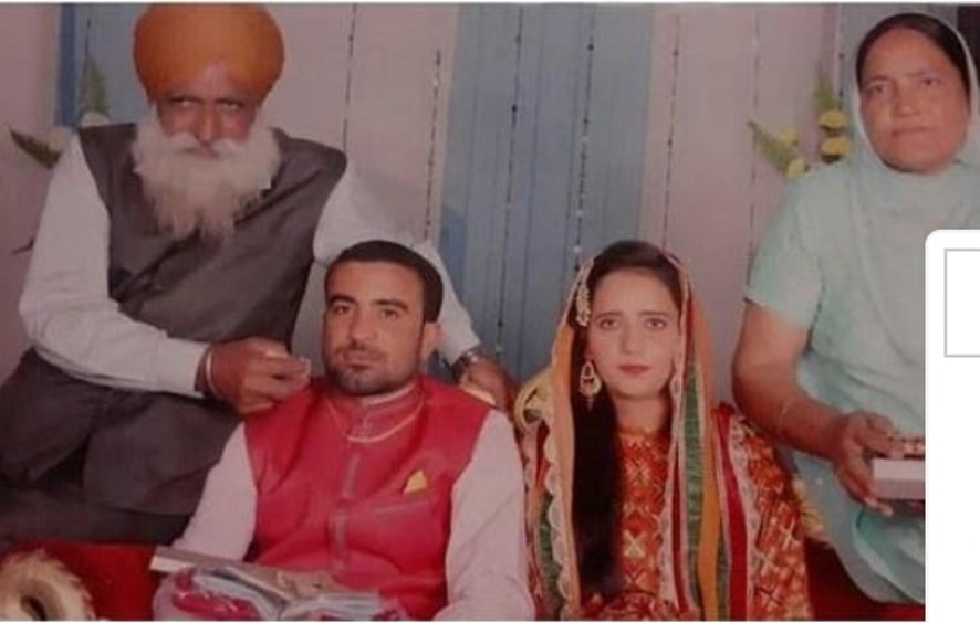 नजीबाबाद - मंदीप कौर पति और परिजनों के साथ। नजीबाबाद - मंदीप कौर पति और परिजनों के साथ।