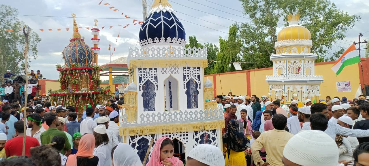 ओबरा में मोहर्रम ताजिया जुलूस में शामिल मुस्लिम बंधू।