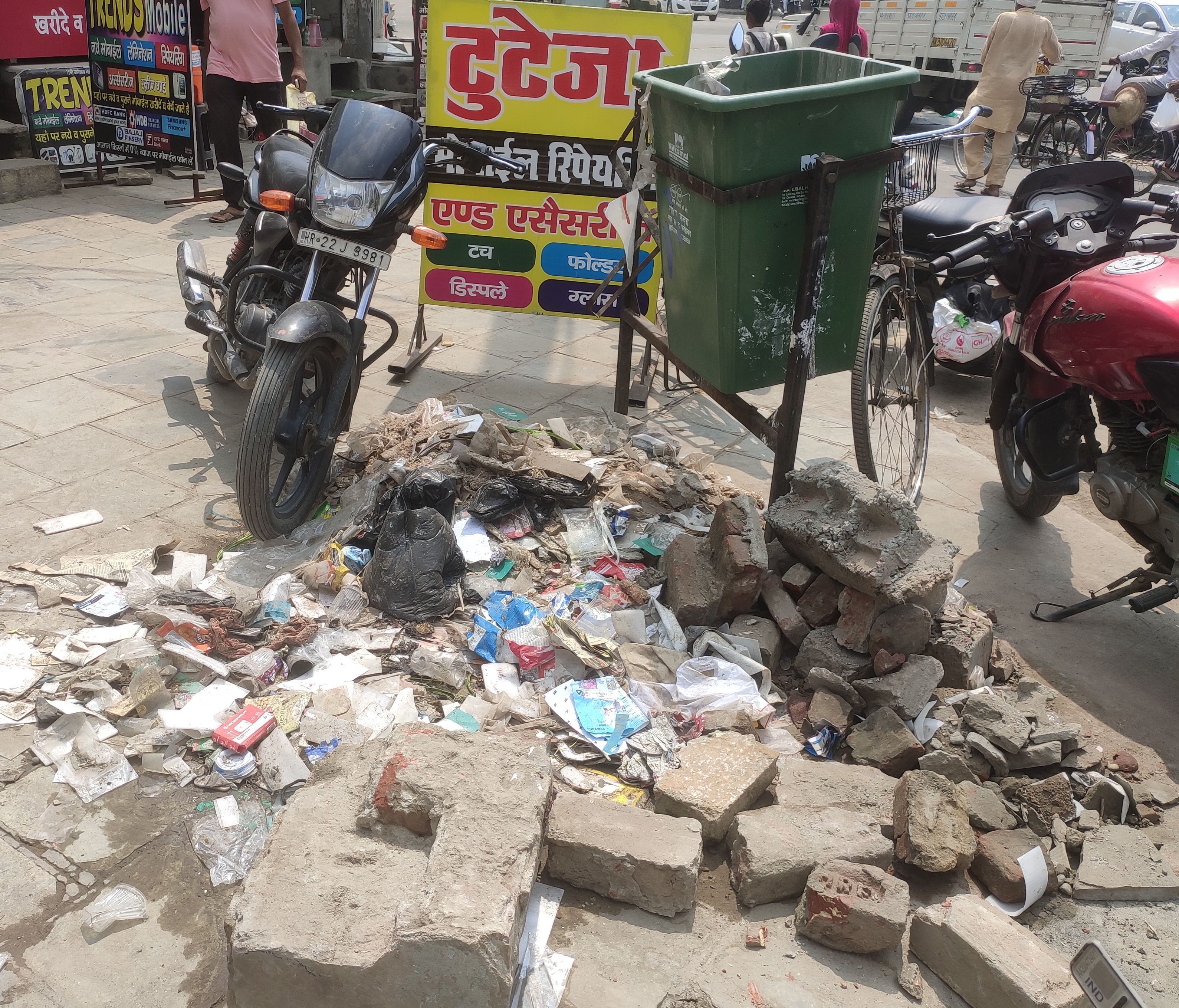 परिषद कार्यालय के सामने मोबाइल मार्केट में पड़ा गंदगी का ढेर परिषद कार्यालय के सामने मोबाइल मार्केट में पड़ा गंदगी का ढेर
