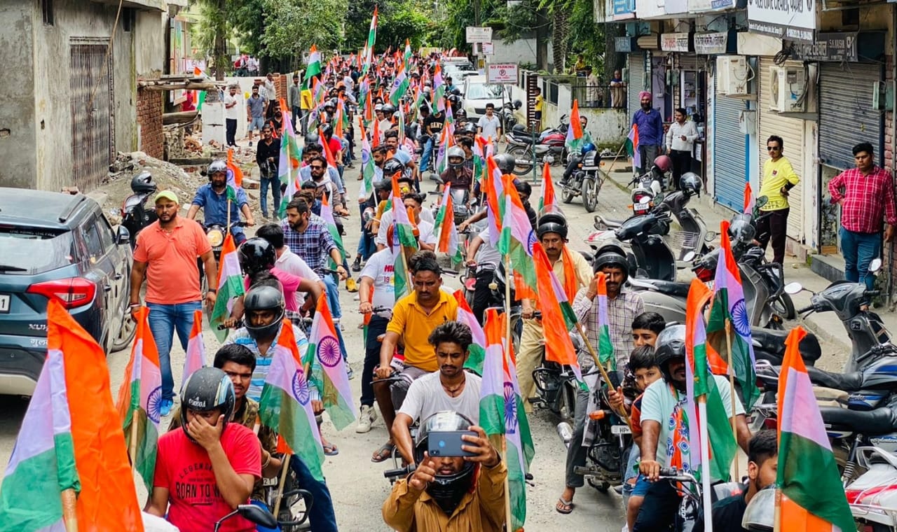 पांवटा में तिरंगा बाइक यात्रा निकालते भाजपा युवा मोर्चा के सदस्य। संवाद
