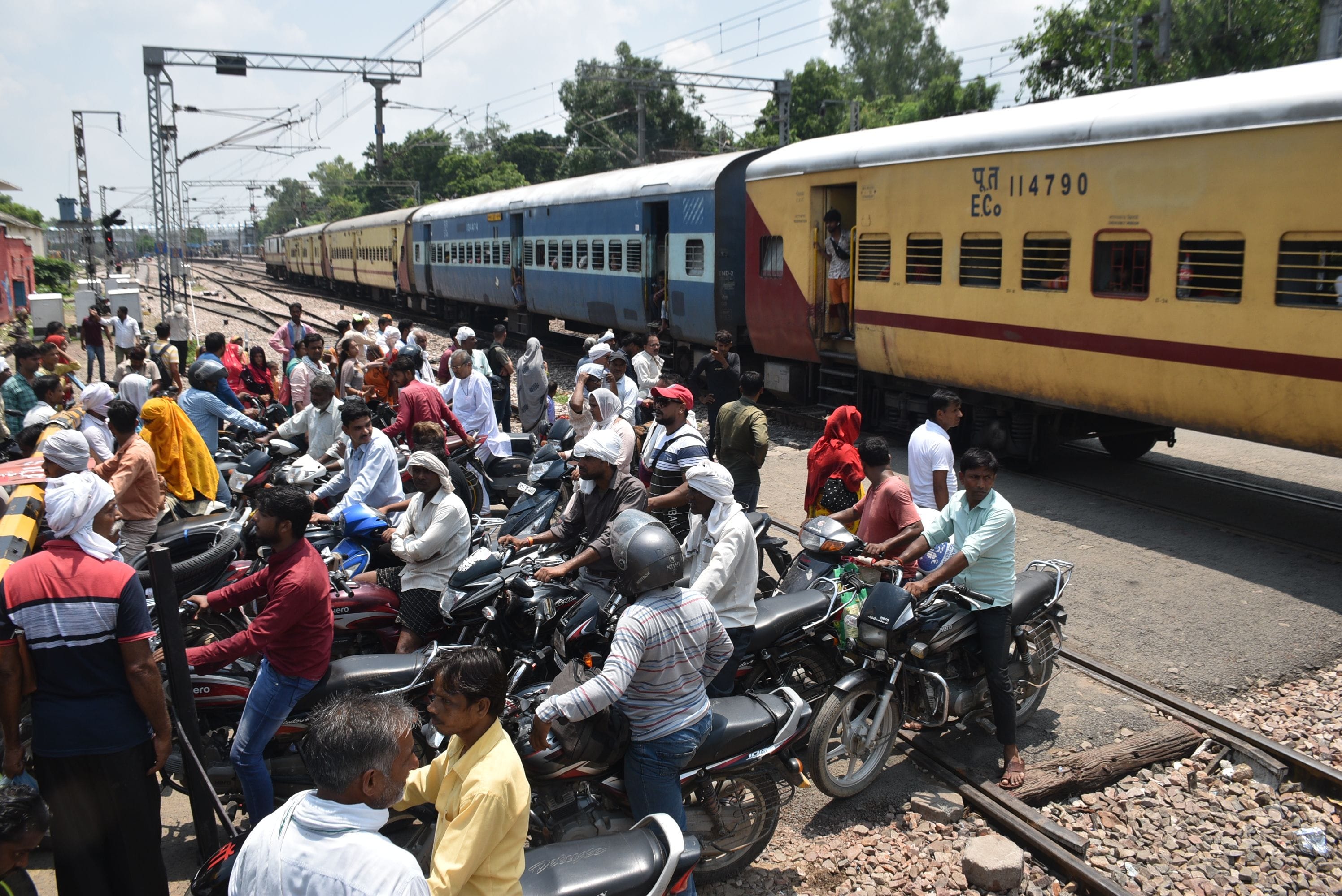 रेलवे लाइन से लोगों के हटने पर निकलती मुरी एक्सप्रेस। संवाद रेलवे लाइन से लोगों के हटने पर निकलती मुरी एक्सप्रेस। संवाद
