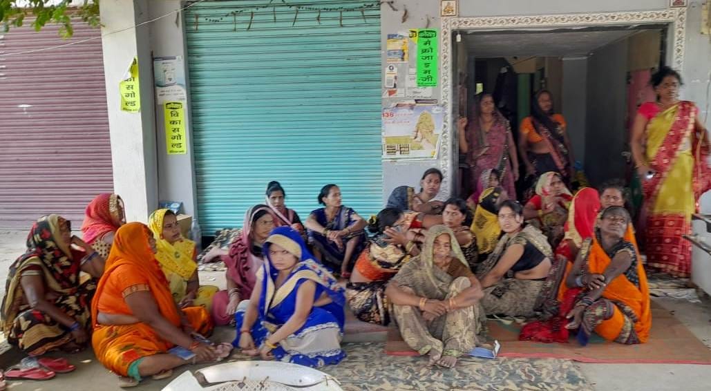 रोटो- 16- मृतक के मकान के बाहर बैठीं गमगीन महिलाएं। संवाद रोटो- 16- मृतक के मकान के बाहर बैठीं गमगीन महिलाएं। संवाद