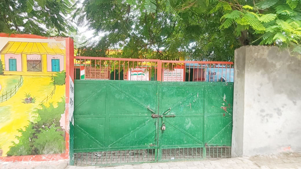 सीन 1-- गढ़ के गांव इनायतपुर में प्राइमरी स्कूल में बाढ़ चौकी पर लगा ताला। सीन 1-- गढ़ के गांव इनायतपुर में प्राइमरी स्कूल में बाढ़ चौकी पर लगा ताला।