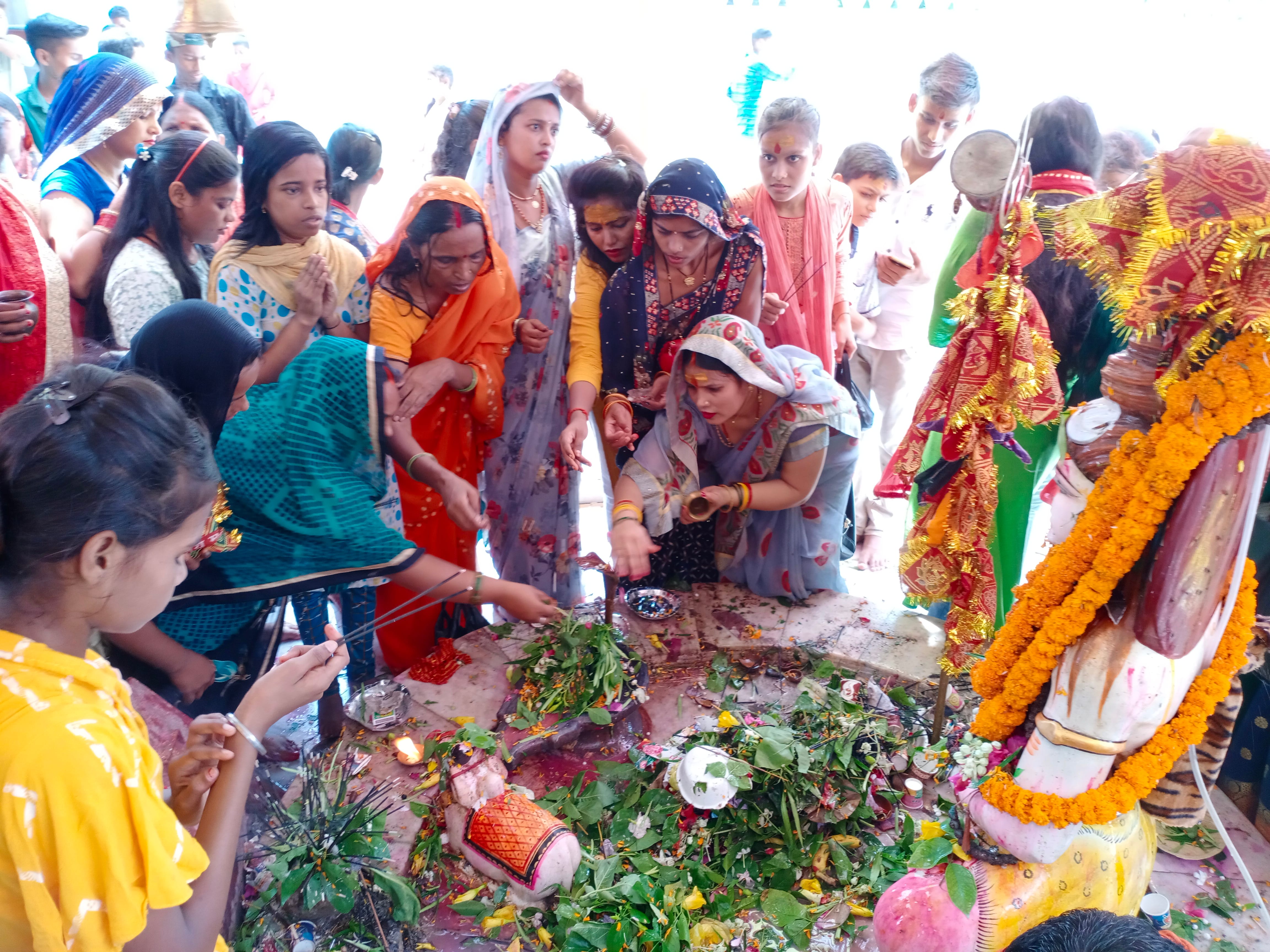 सावन के चौथे सोमवार को नगर के शीतला धाम स्थित शिवमंदिर पर पूजन अर्चन करतीं महिलाएं और युवतियां।स? सावन के चौथे सोमवार को नगर के शीतला धाम स्थित शिवमंदिर पर पूजन अर्चन करतीं महिलाएं और युवतियां।स?