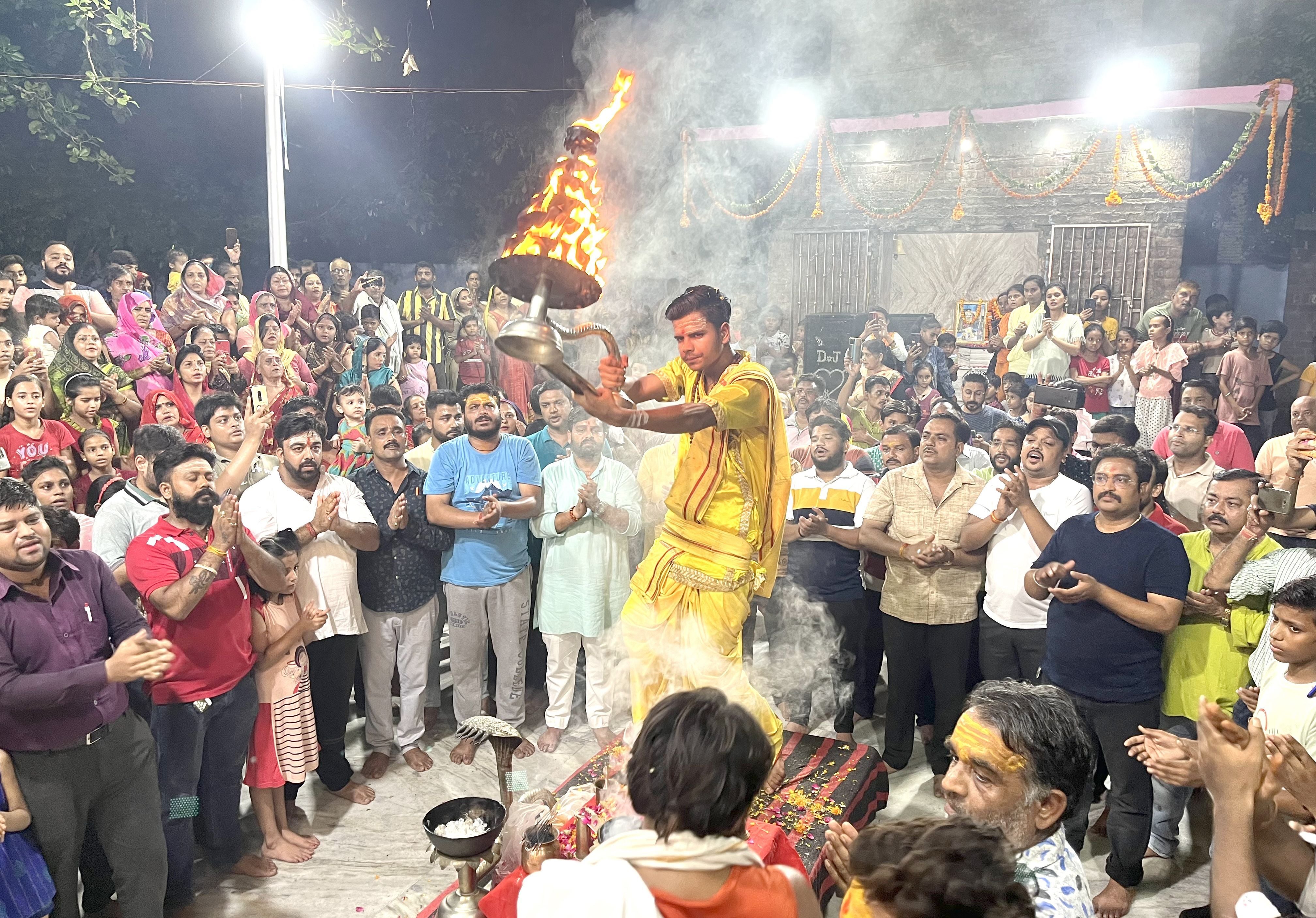 श्री मंगलेश्वर महादेव मंदिर में महाआरती में शामिल भक्त। श्री मंगलेश्वर महादेव मंदिर में महाआरती में शामिल भक्त।