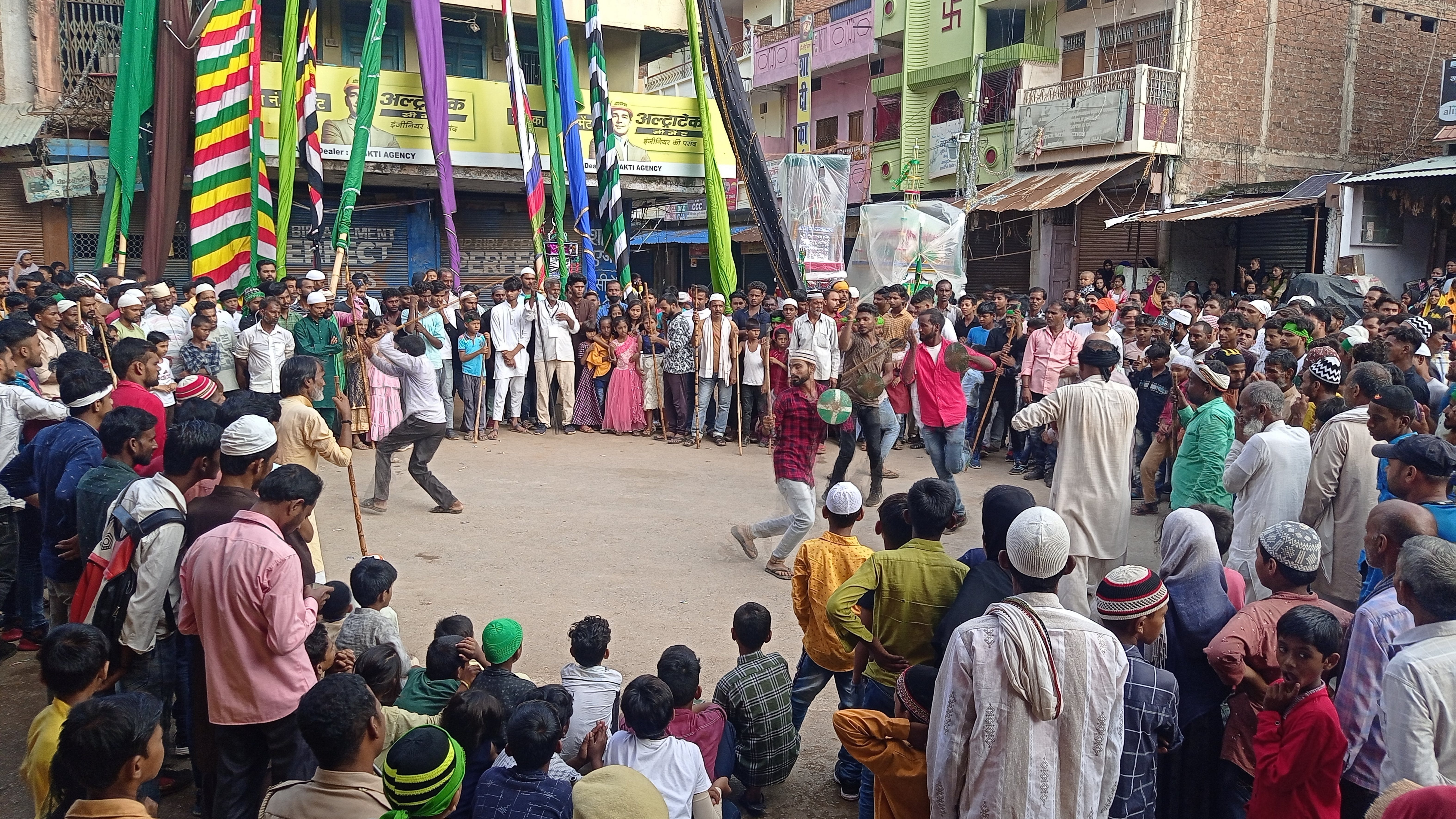 दुद्धी कस्बा में मोहर्रम पर कला का प्रदर्शन करते मुस्लिम बंधू।