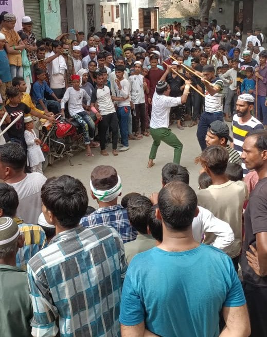 बाबरी में मोहर्रम पर पटाबाजी करते मुस्लिम समाज के लोग। बाबरी में मोहर्रम पर पटाबाजी करते मुस्लिम समाज के लोग।