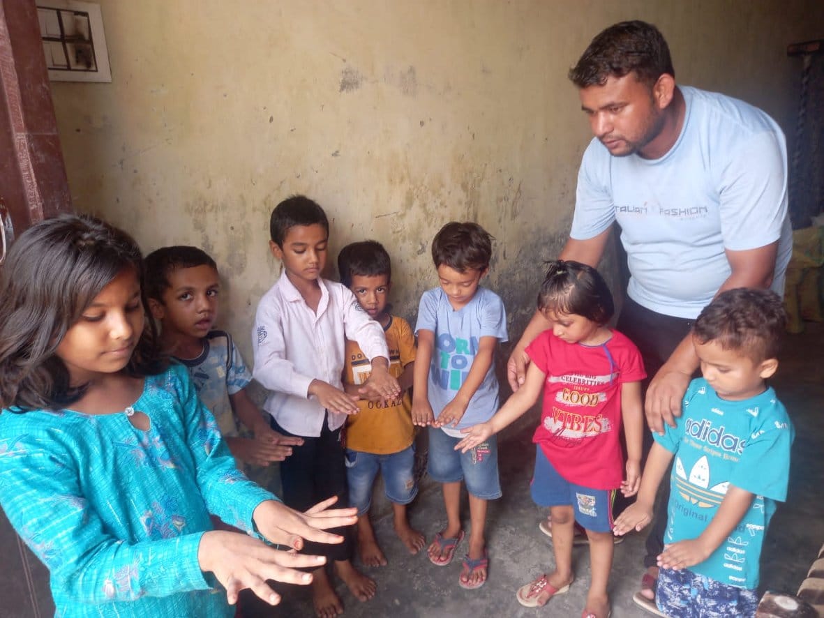 बागपत के मुगलपुरा मोहल्ले में बच्चों के हाथ में हुई एलर्जी दिखाता युवक बागपत के मुगलपुरा मोहल्ले में बच्चों के हाथ में हुई एलर्जी दिखाता युवक