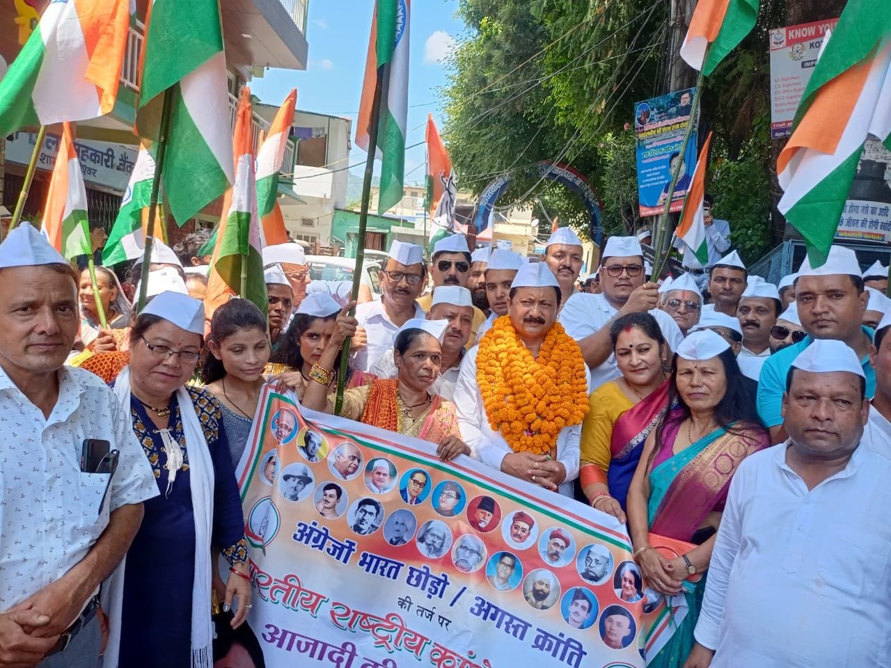 बागेश्वर में कांग्रेस प्रदेश अध्यक्ष करन माहरा के नेतृत्व में निकला भारत जोड़ो तिरंगा यात्रा। स बागेश्वर में कांग्रेस प्रदेश अध्यक्ष करन माहरा के नेतृत्व में निकला भारत जोड़ो तिरंगा यात्रा। स