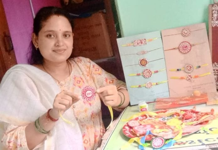 बागेश्वर में स्वनिर्मित राखियां दिखातीं नेहा बघरी मेहता। संवाद न्यूज एजेंसी