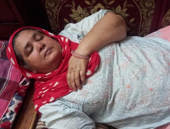 बुखार से पीड़ित महिला बुखार से पीड़ित महिला