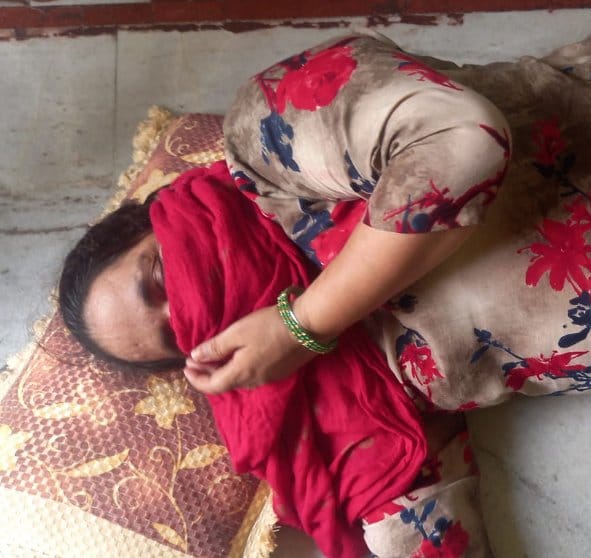 बुखार से पीड़ित महिला बुखार से पीड़ित महिला