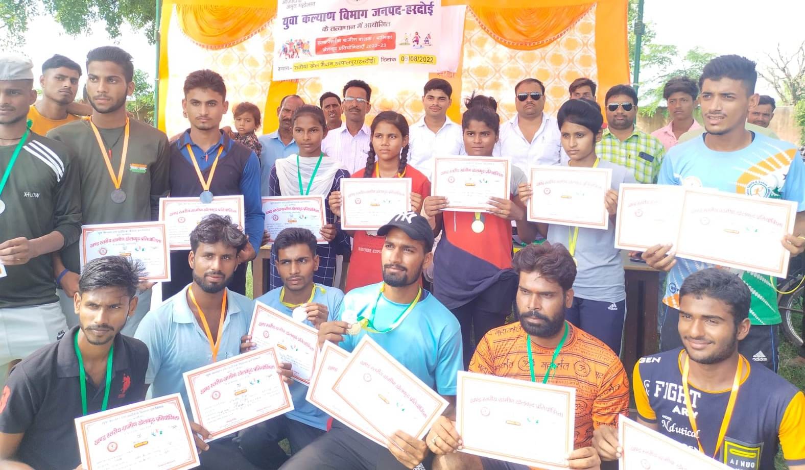 फोटो-31- प्रमाण पत्र के साथ विजेता खिलाड़ी फोटो-31- प्रमाण पत्र के साथ विजेता खिलाड़ी