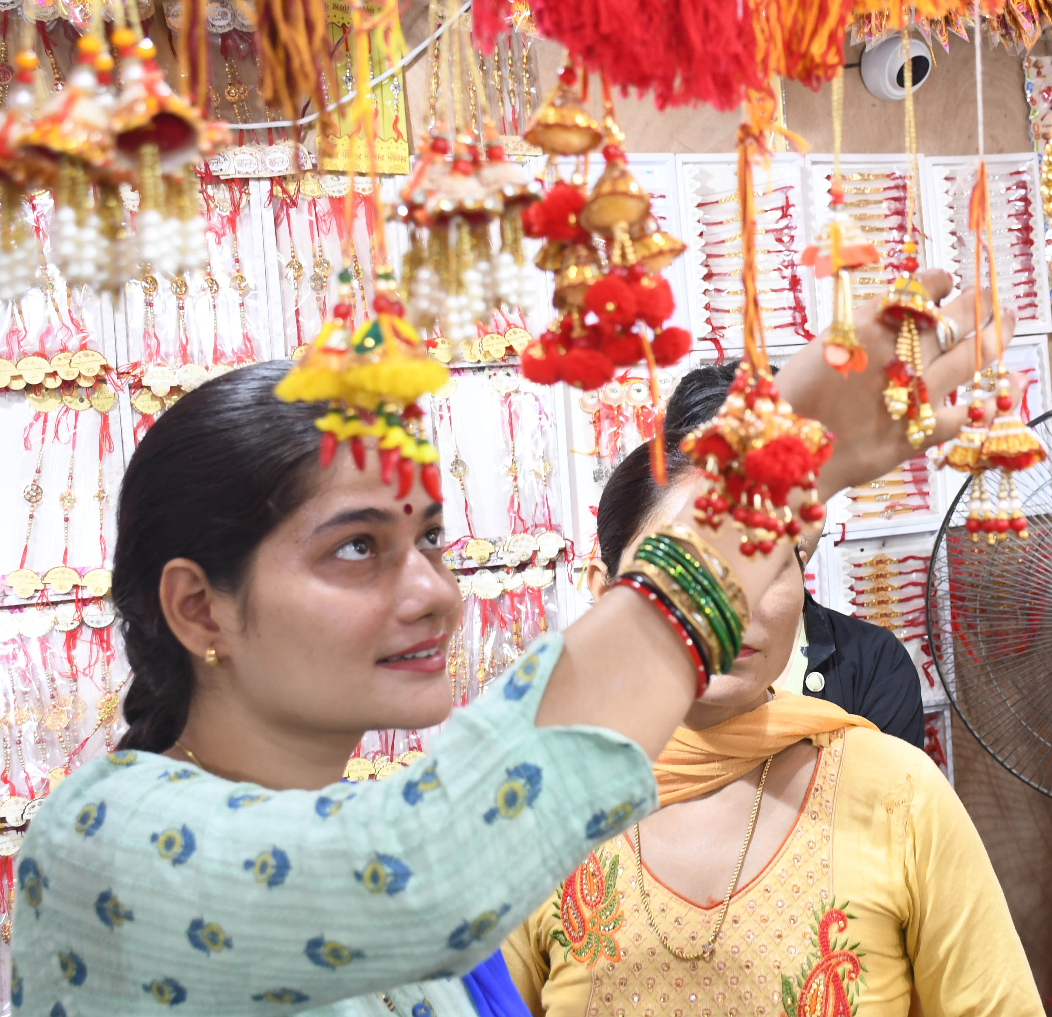 फोटो:16: भाई के लिए नई डिजाइन की राखी देखती बहन। संवाद फोटो:16: भाई के लिए नई डिजाइन की राखी देखती बहन। संवाद