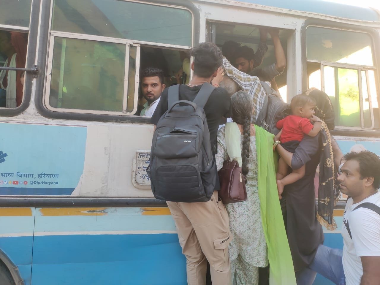 फतेहाबाद से हिसार रूट पर जा रही बस में छोटे बच्चे के साथ लटकी महिला यात्री। फतेहाबाद से हिसार रूट पर जा रही बस में छोटे बच्चे के साथ लटकी महिला यात्री।