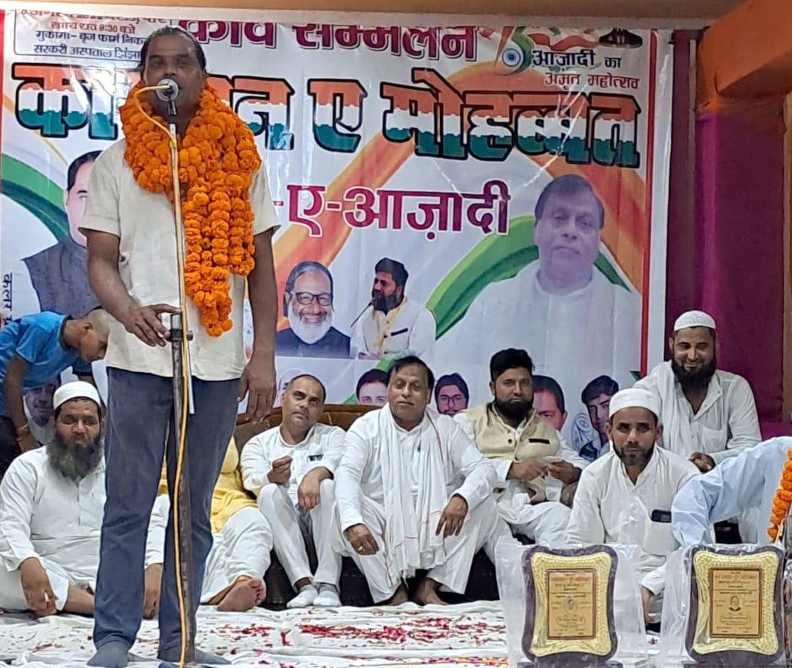 झिंझाना मुशायरे में कलाम पेश करते शायर।